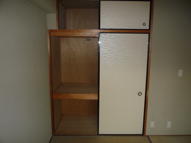 Receipt. Japanese-style room Closet with with upper closet