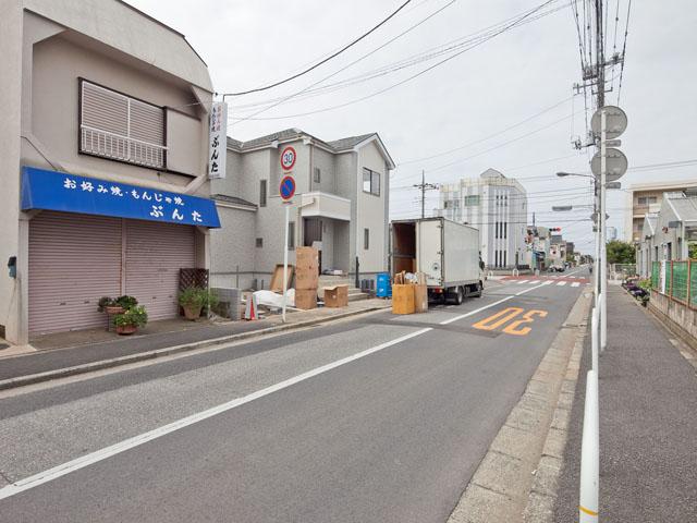 Local photos, including front road.  [Frontal road] North about 9m public road