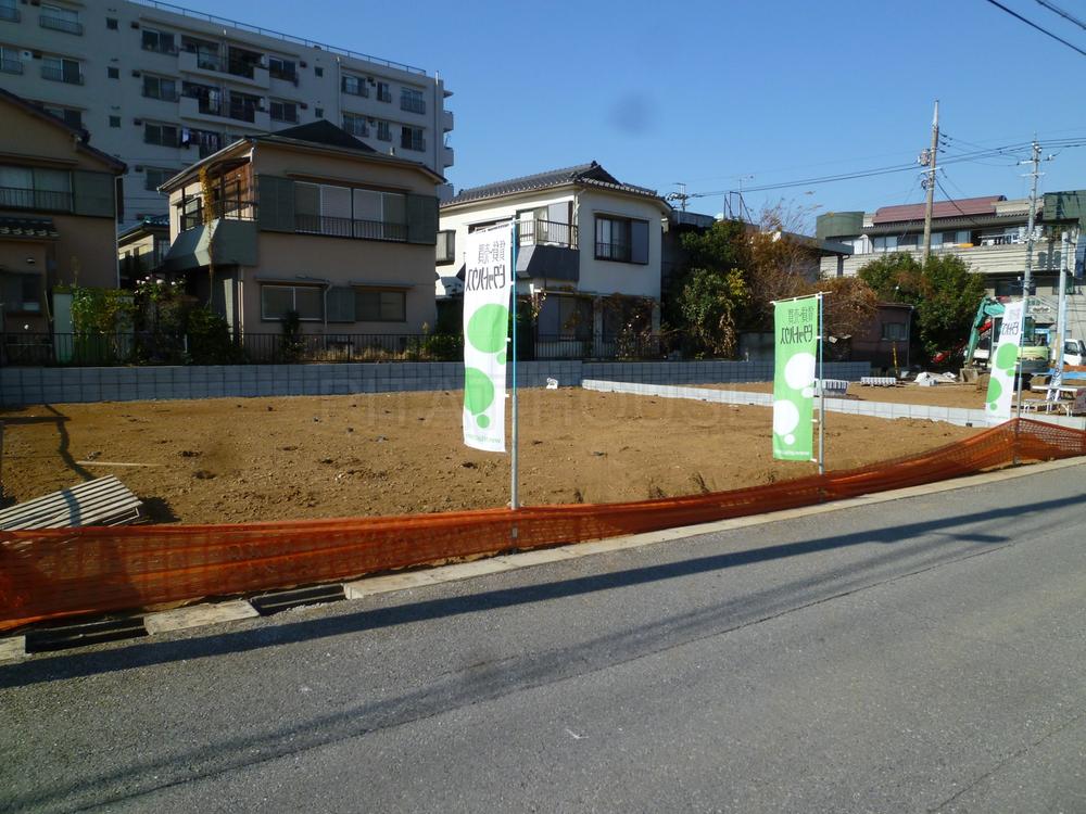 Local appearance photo. ◆ In front road spacious 6m, Car space There is also a 2 car.