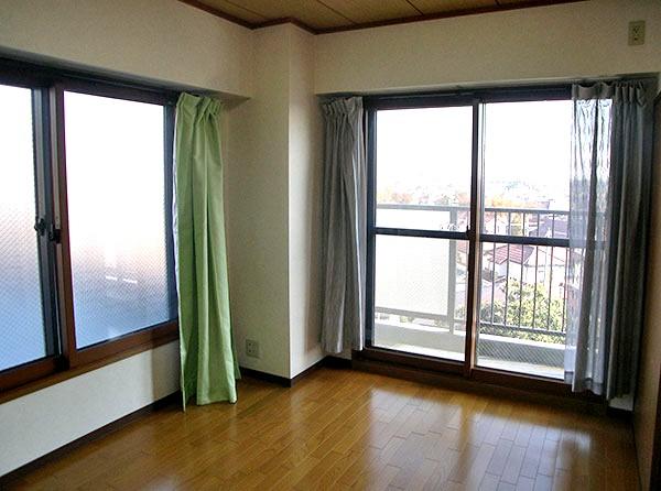 Non-living room. Western-style about 6 Pledge (windows are double sash)