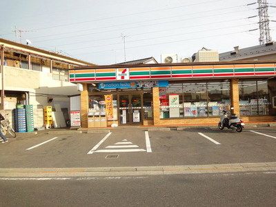 Convenience store. Seven-Eleven (convenience store) to 200m