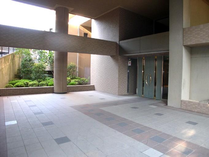 Entrance. Common areas