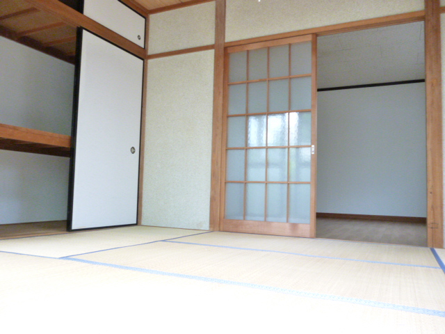 Other room space. Japanese-style room 6 quires A bright room