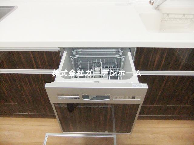 Kitchen. It comes with a dishwasher