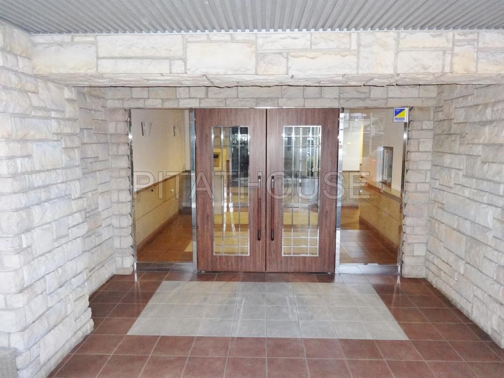 Entrance.  [entrance] Stance of a beautiful entrance, such as hotels