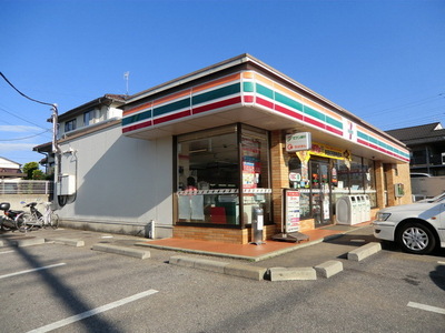 Convenience store. 670m to Seven-Eleven (convenience store)