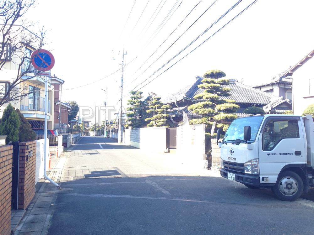Local photos, including front road. Frontal road Public road south road of about 6m.