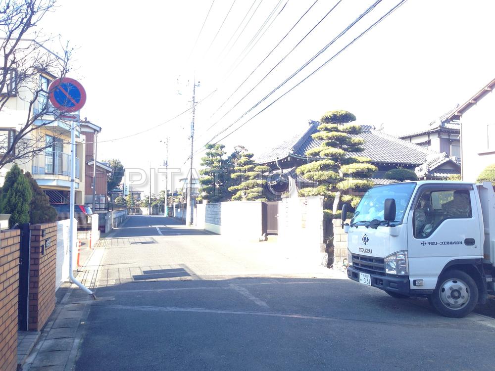 Local photos, including front road. Frontal road Public road south road of about 6m.