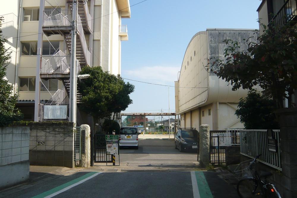 Primary school. Until the cold wind stand elementary school 140m