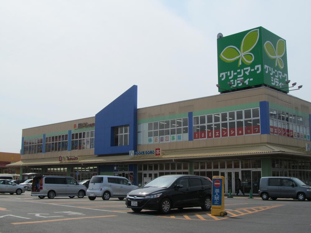 Shopping centre. 700m super to the green mark City, Drug store, bookstore, It is fully equipped indispensable to life, such as a comprehensive clinic complex.