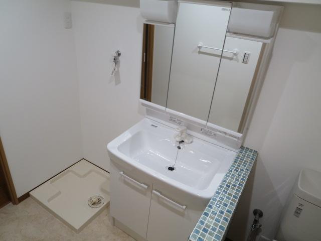 Wash basin, toilet. Storage rich vanity. And the basin below, Since there are also housed in the back of the mirror, What you do not want to put out in the table here mirror is cloudy stop with.