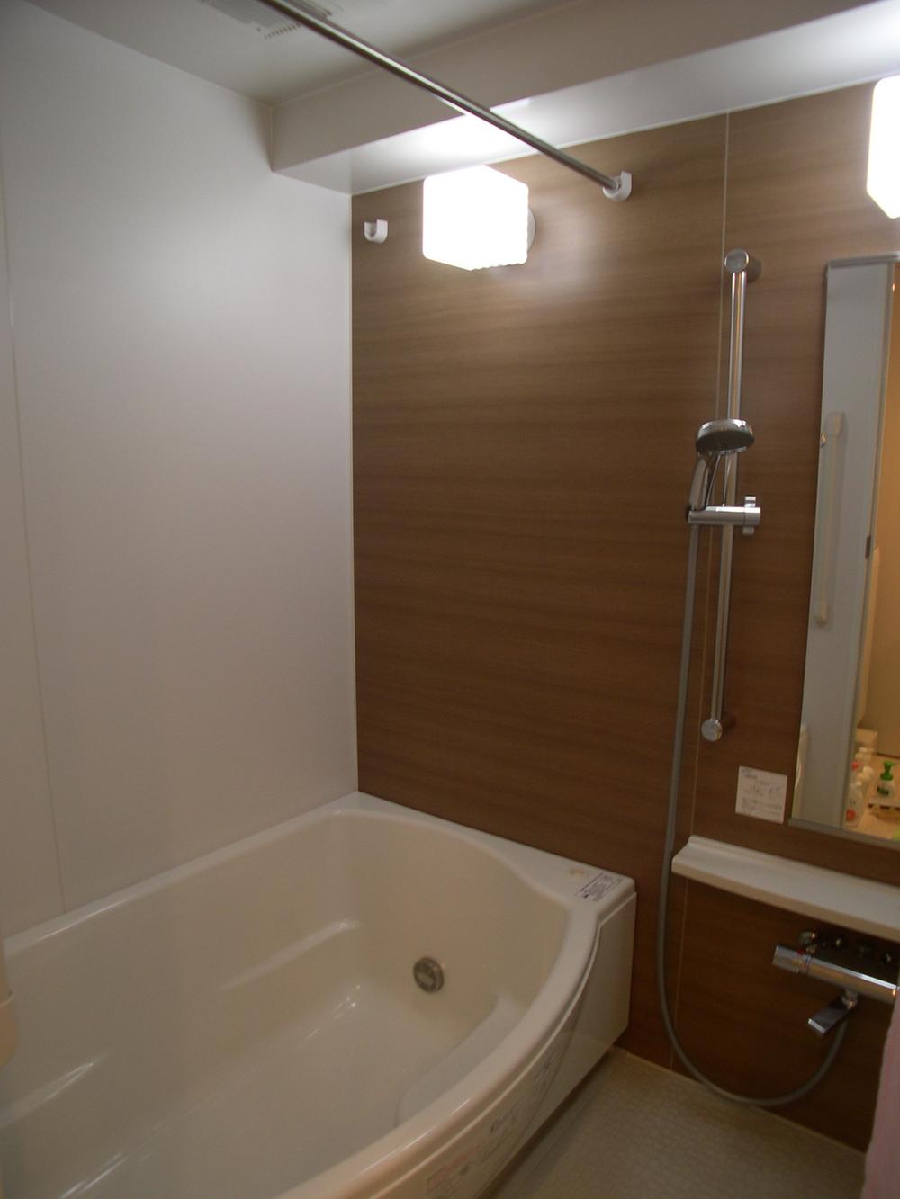 Bathroom. In the bathroom is equipped with a bathroom ventilation drying heater with a mist sauna function. Also, Tub comfortably relax with a bench in the low floor type.