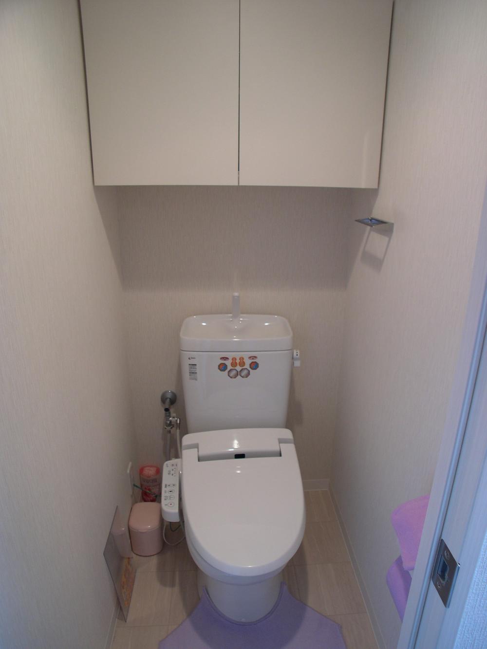 Toilet. WC of Washlet. There is also a cupboard hanging Maeru the paper kind.
