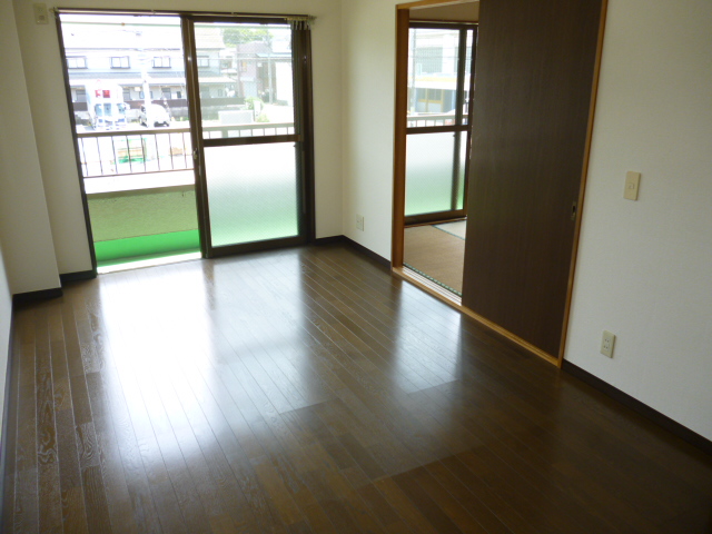 Living and room. Nagakata wide design living room about 10 Pledge A bright room