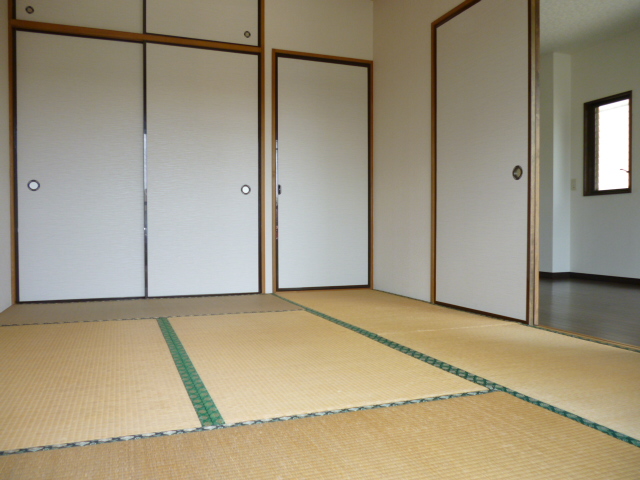 Receipt. Closet with between 1 with the southern Japanese-style room 6 quires upper closet (Delivery after the tatami exchange)