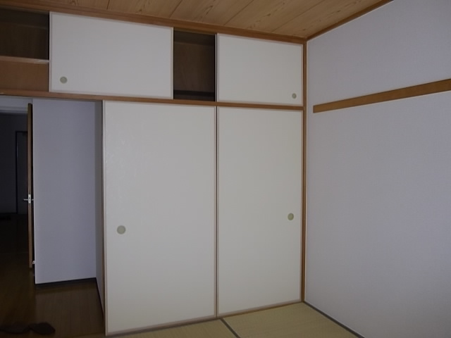 Living and room. Japanese-style room (1) closet