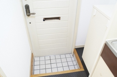 Entrance. With so shoebox, Entrance around can also be used to clean