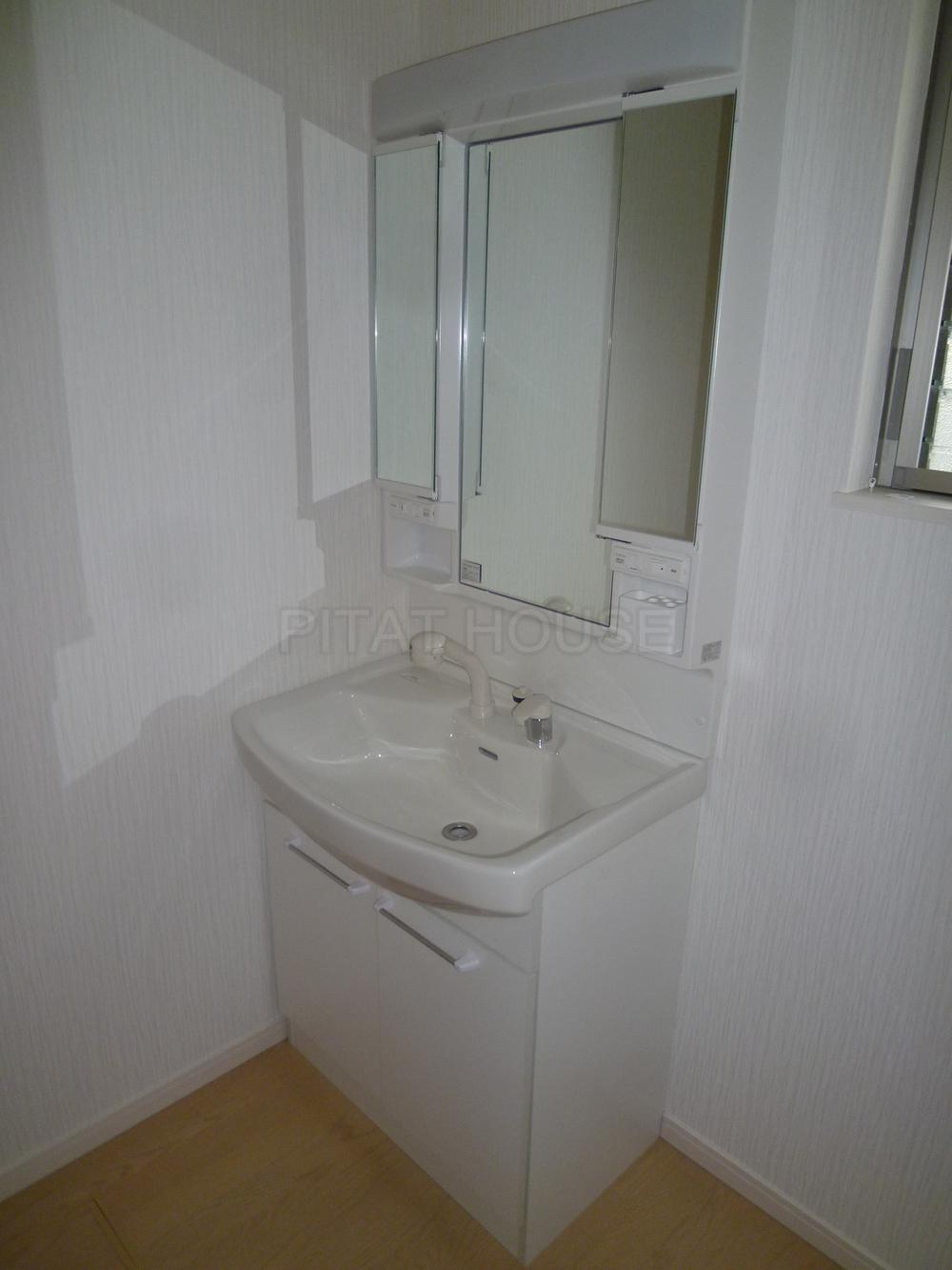 Wash basin, toilet. ◆ Vanity is vanity with easy-to-use three-sided mirror.