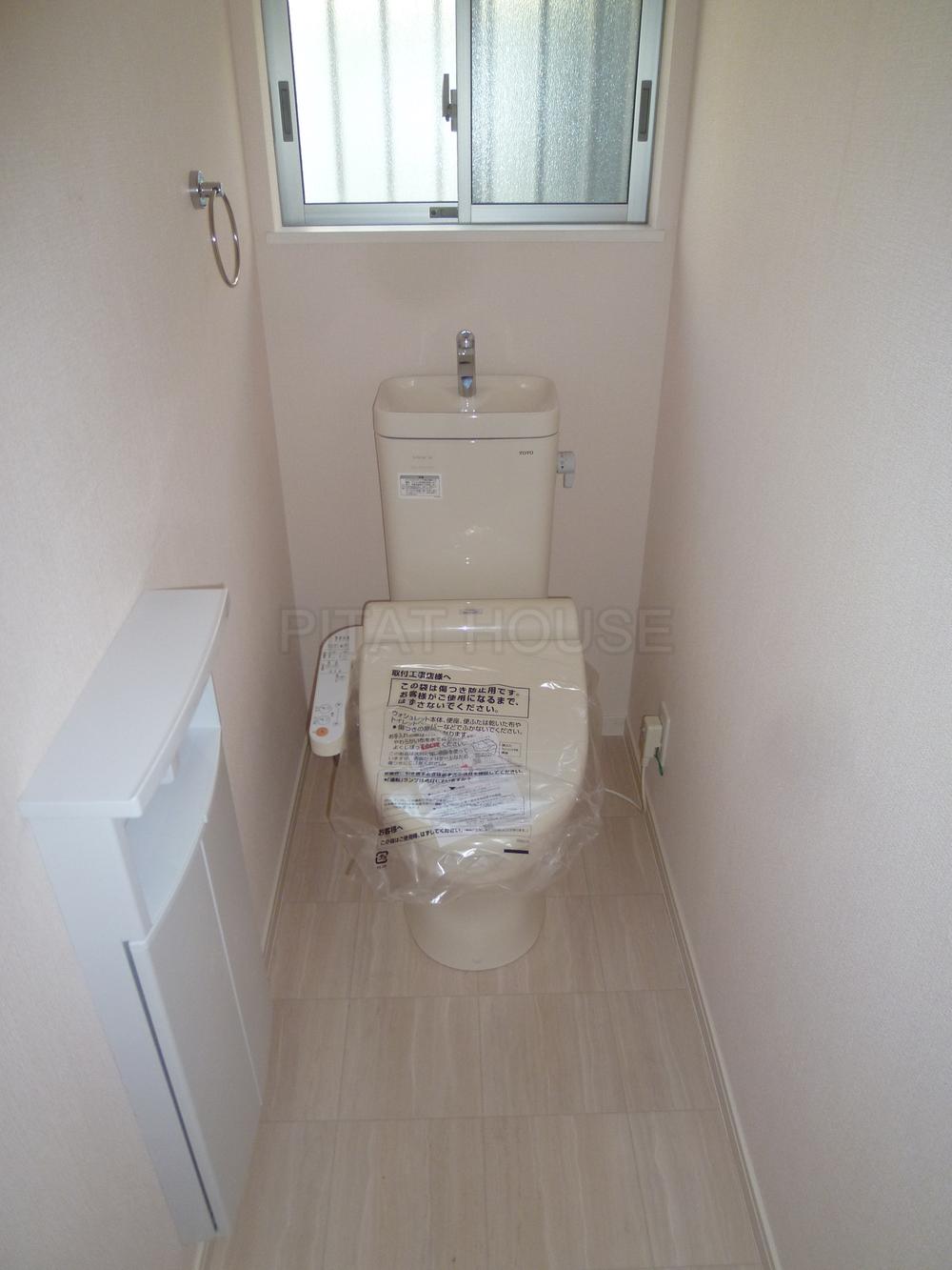Toilet. ◆ It is a convenient storage shelf with a toilet.