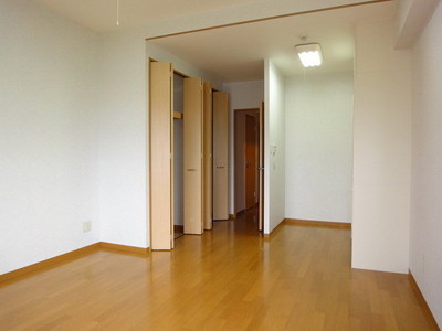 Living and room. Western-style 10 tatami flooring Two-sided lighting ventilation