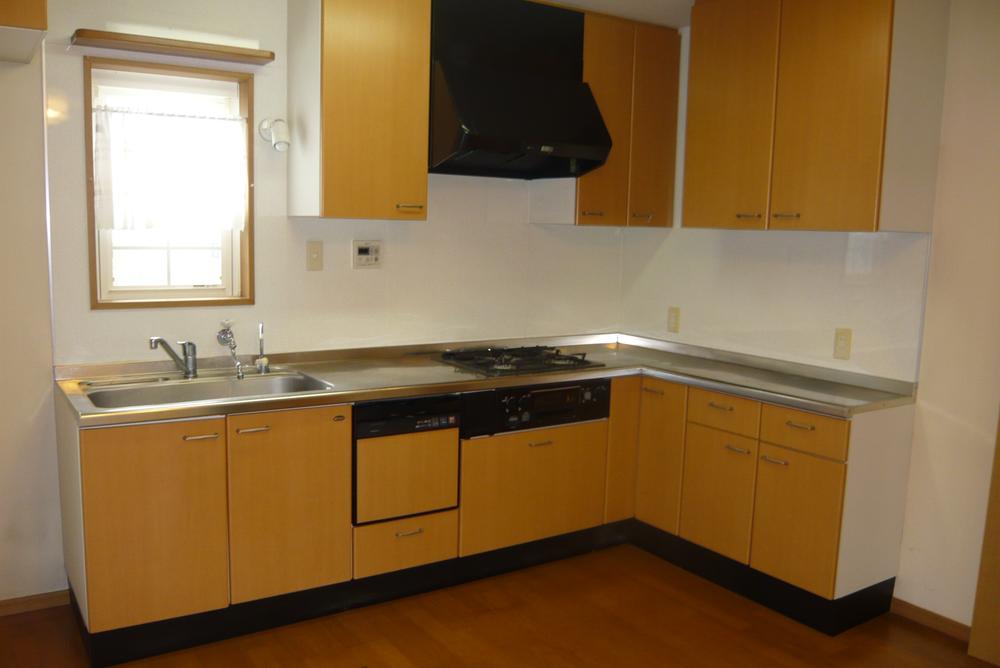 Kitchen. Spacious kitchen! Indoor (10 May 2013) Shooting
