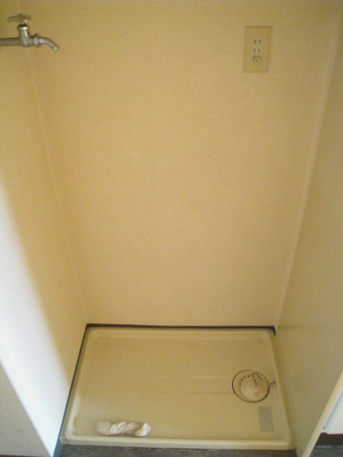 Washroom.  ☆ There Laundry Area in the room ☆