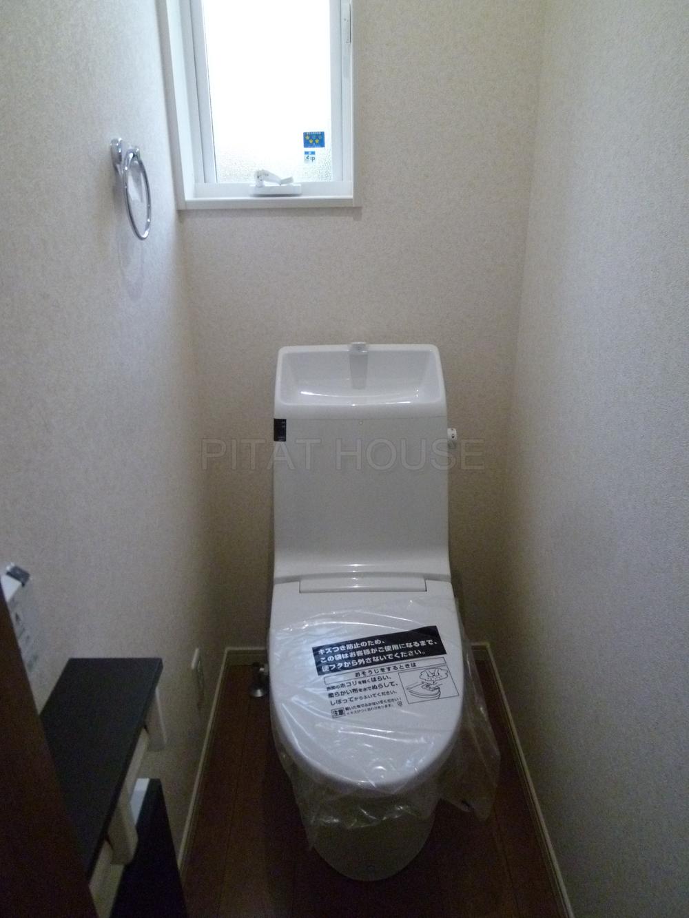 Toilet.  ◆ It is a bidet and a shelf with a toilet.