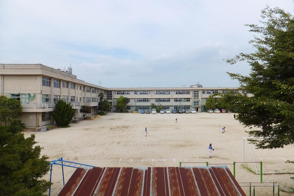 Primary school. 366m to Matsudo Municipal bridle bridge Elementary School