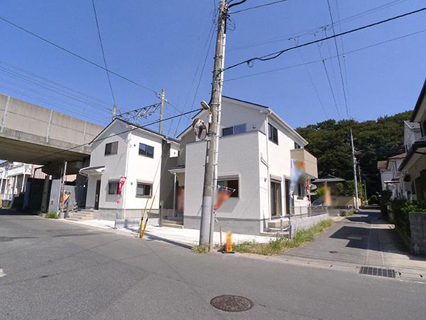 Local photos, including front road. Face-to-face kitchen can feel your family close