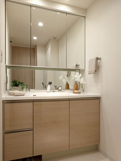Bathing-wash room.  [Powder Room] Vanity with a large easy-to-use three-sided mirror. The Kagamiura, Has secured a neat storage can space the cosmetics and hair-dryer.