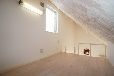 Other room space. Loft that there is a depth window is a convenient space that can be used freely