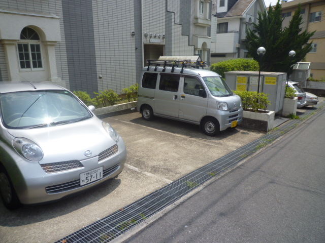 Parking lot. Residents-only parking ¥ 6,300-