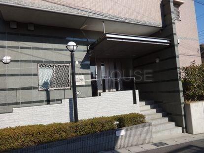 Entrance.  [Entrance outside] Pick-up in the entrance of floating luxury