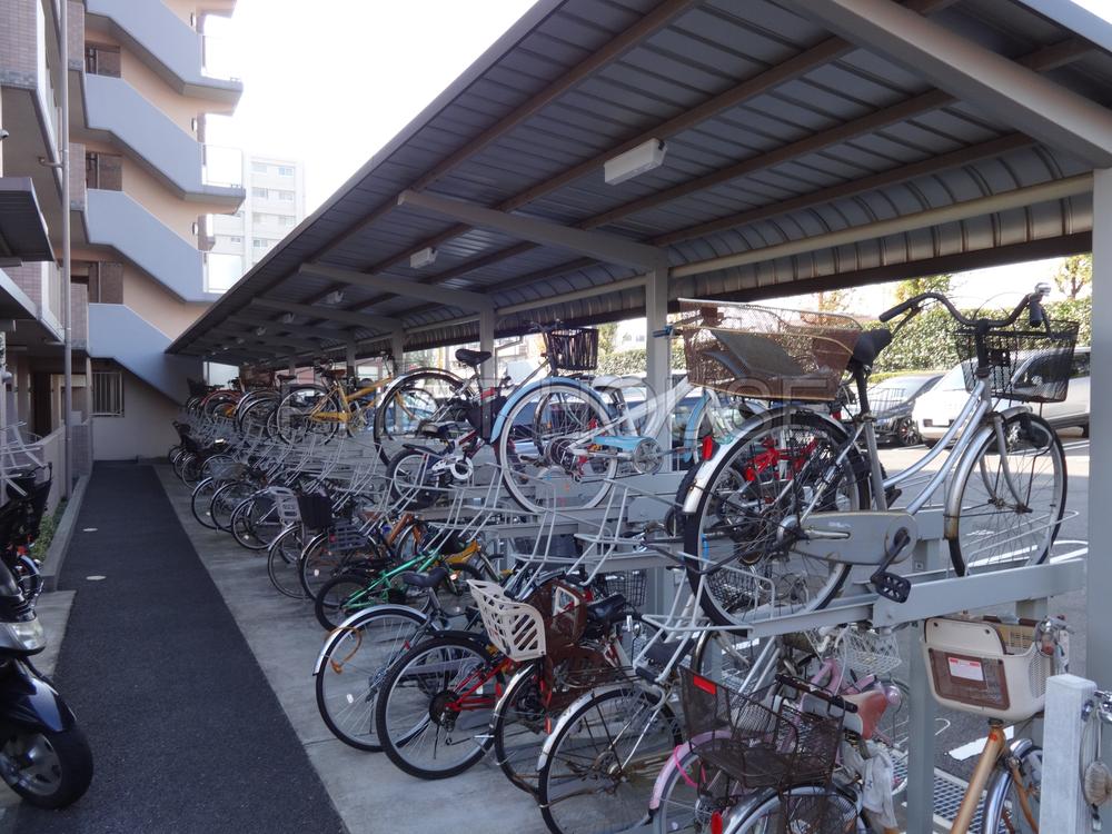 Other common areas.  [Bicycle-parking space] Peace of mind even on a rainy day in the parking lot with a roof