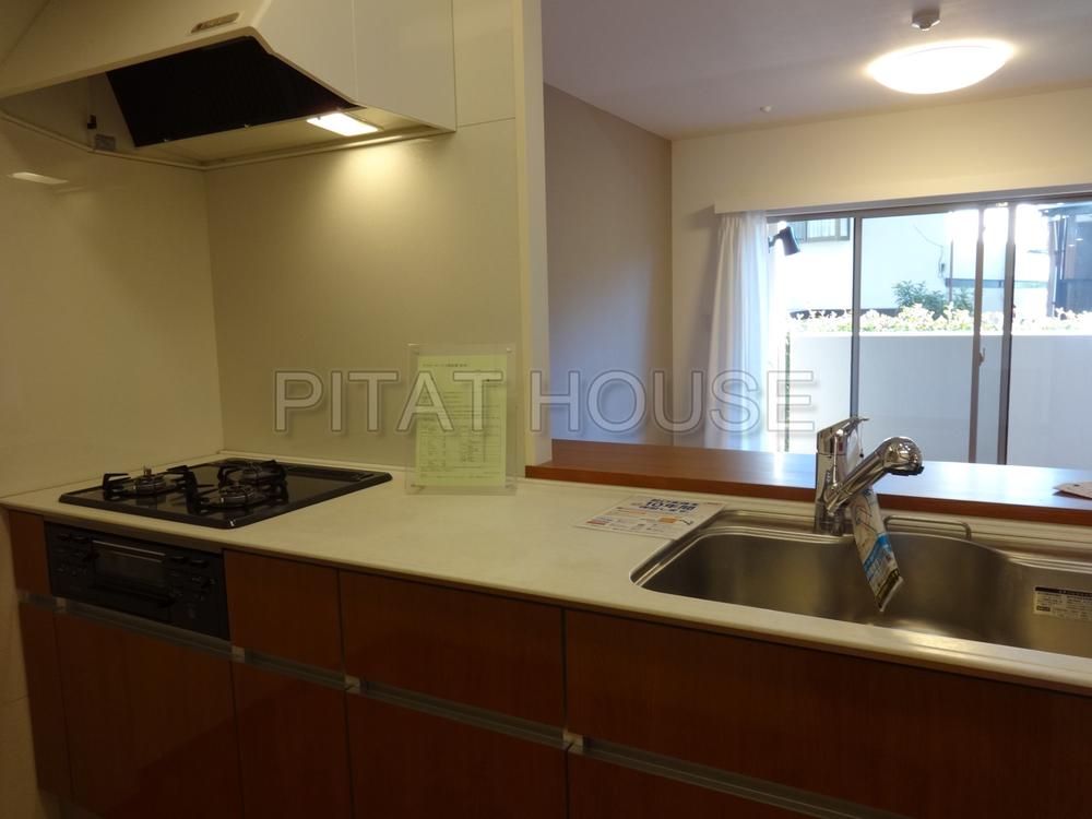 Kitchen.  [kitchen] Feeling of freedom born by getting rid of the top of the cupboard