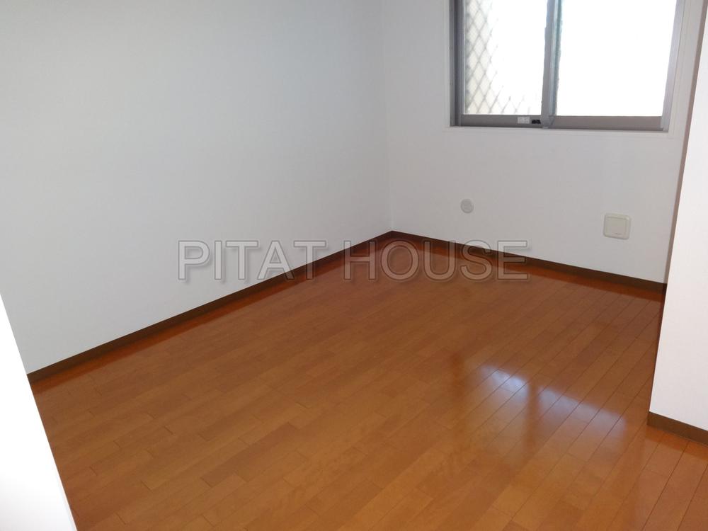 Non-living room.  [room] House cleaning is complete