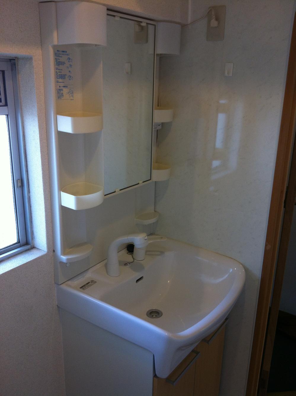 Wash basin, toilet. Room (August 2013) Shooting