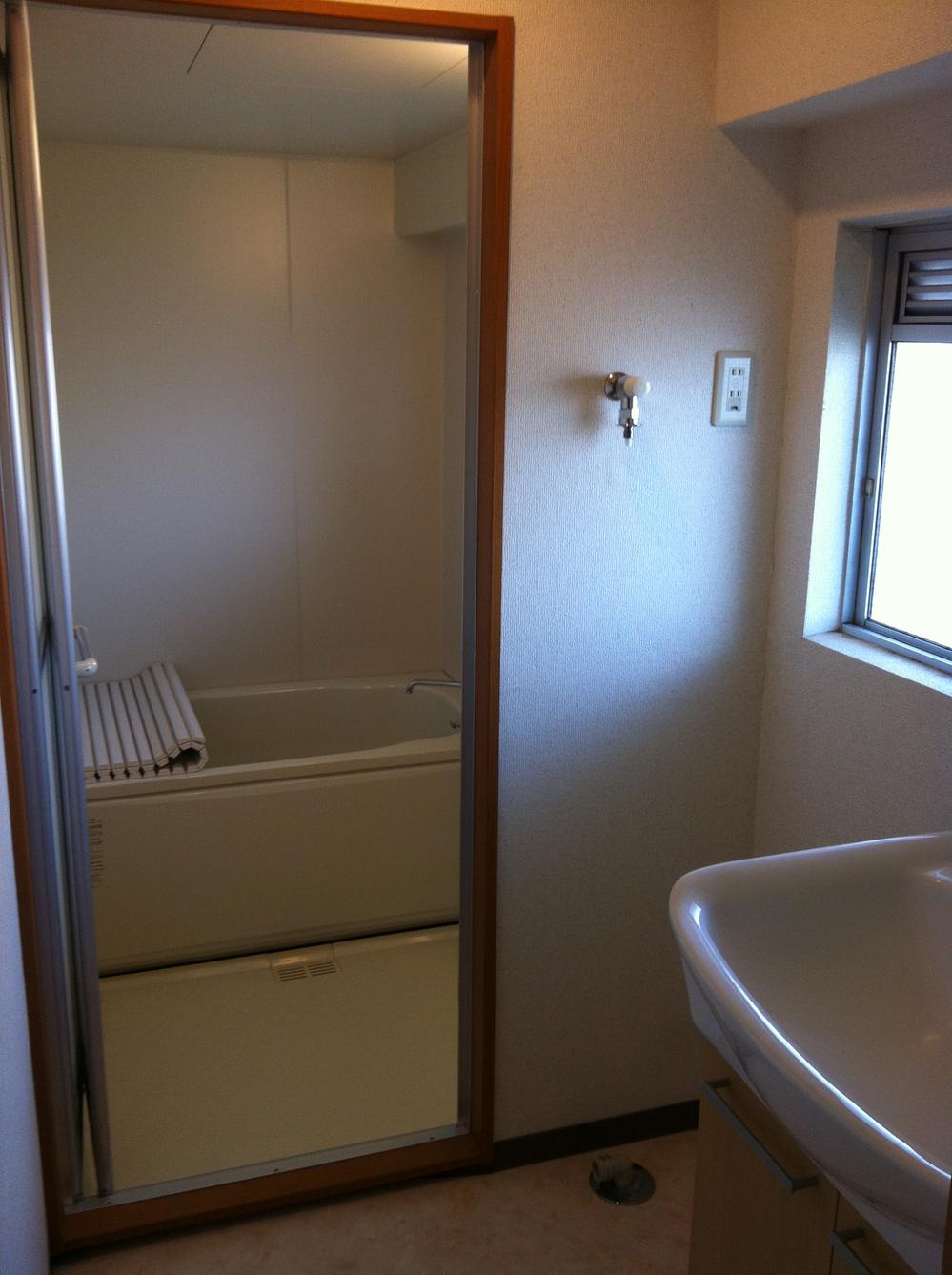 Wash basin, toilet. Room (August 2013) Shooting