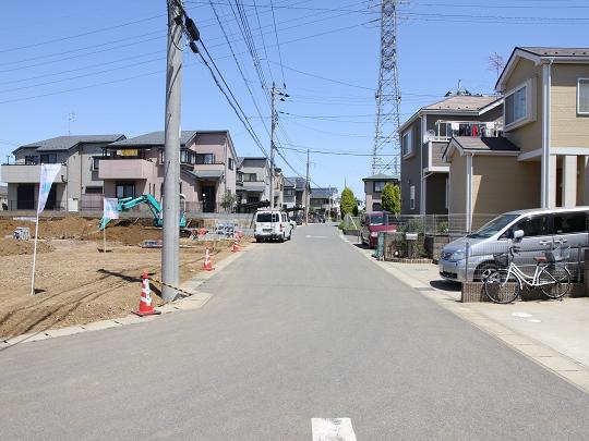 Local photos, including front road. East road (May 2013 shooting). Width is 6m.   ※ Application already compartment also reflected. 