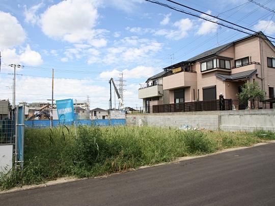 Local land photo. 24 city blocks 7-5 ethyl (September 2013 shooting). The there were grounds of the difference in height of 2m before and after the embankment, It gave a construction work that down to about 60cm. Small difference in height, Has become a chick stepped land. 