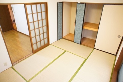 Living and room. Housed two places marked with Japanese-style room 6 quires