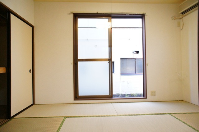 Living and room. Japanese-style room with air conditioning