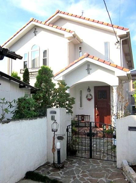 Entrance. Stylish entrance porch tiled