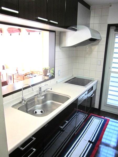 Kitchen. The kitchen is IH, Dishwasher, With water purifier