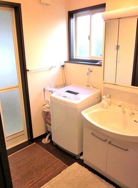 Wash basin, toilet. Is a wash basin with a three-sided mirror and the shower head faucet with storage