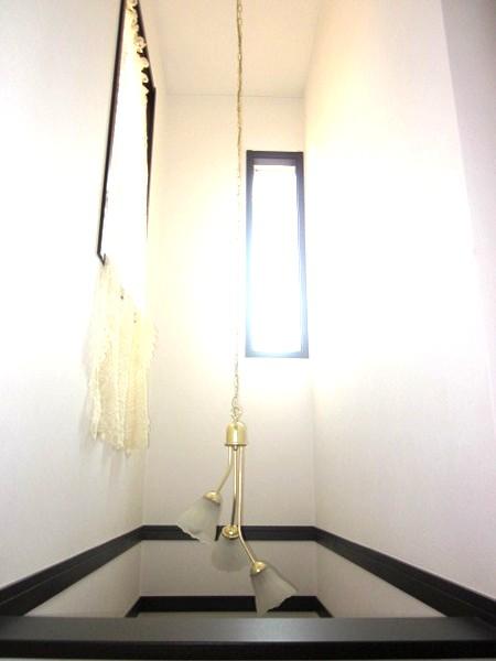 Other introspection. It is a blow on the front door. The light from the window is bright plugs into the front door