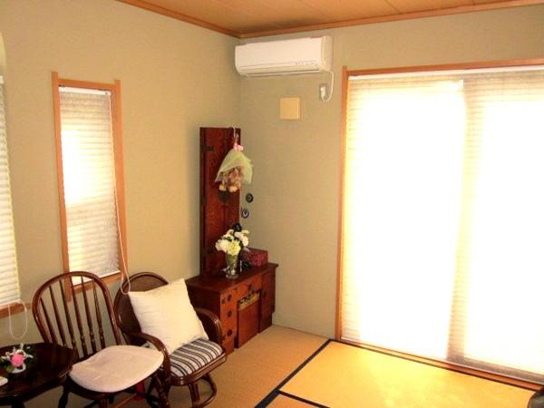 Non-living room. Sunny Japanese-style two-sided lighting ・ It is ventilation