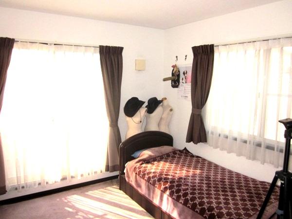 Non-living room. Two-sided lighting ・ Ventilation of Western-style