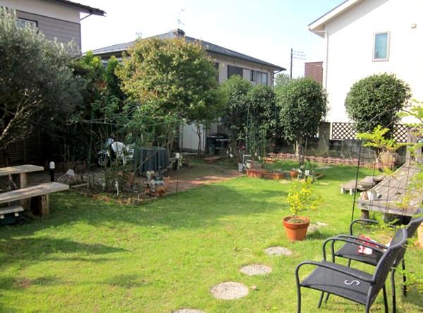 Garden. It is wide over Io garden that has been landscaped with lawn