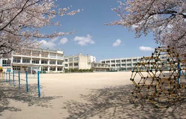 Primary school. Northern Elementary School walk about 9 minutes.